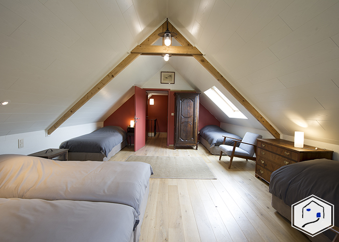 Chambre avec cinq lits simples